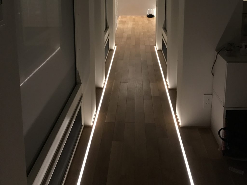 廊下にライン照明を設置したらすごく良い感じです
